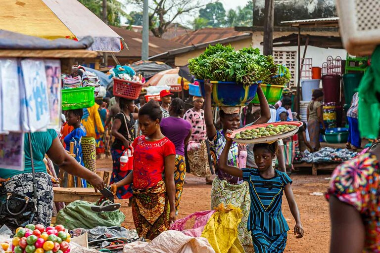 Femmes africaines portant des plateaux et des bols sur la tête / © Photo : Georg Berg